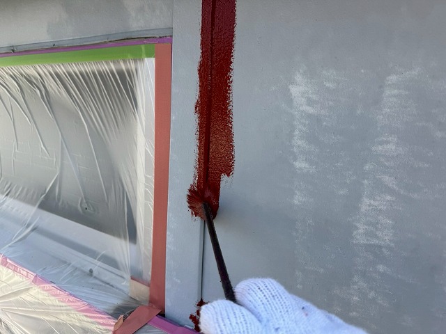 金属サイディング塗装工事のジョイント部へのハケ塗り