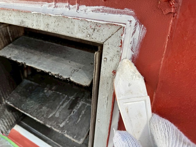 アパート外壁塗装工事の換気扇開口部まわりのコーキングヘラ押さえ