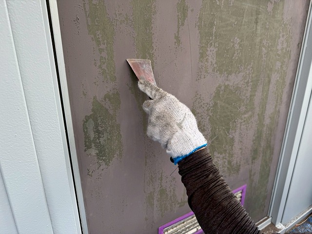 アパート玄関ドア塗装工事のヘラを用いたケレン処理