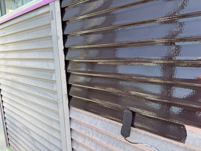 アパート建物塗装工事シャッター塗装工程の1回目ローラー塗装