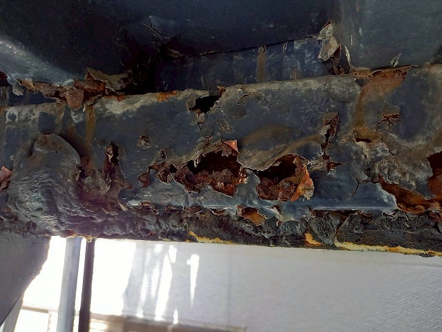 アパートの外部鉄骨階段が腐食して穴があいてしまっている状況