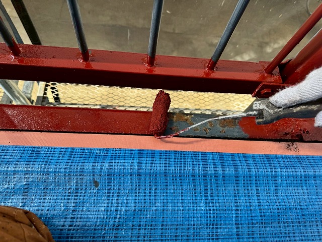 アパート外部鉄骨階段塗装工事の「SKマイルドボーセイ」による下塗り