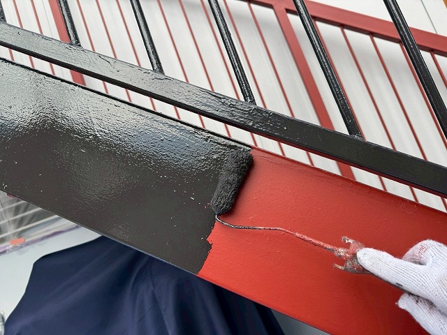 アパート外部鉄骨階段塗装工事の側桁への中塗り