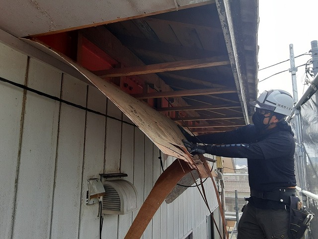 軒裏天井の撤去作業 軒裏天井の張替え工事