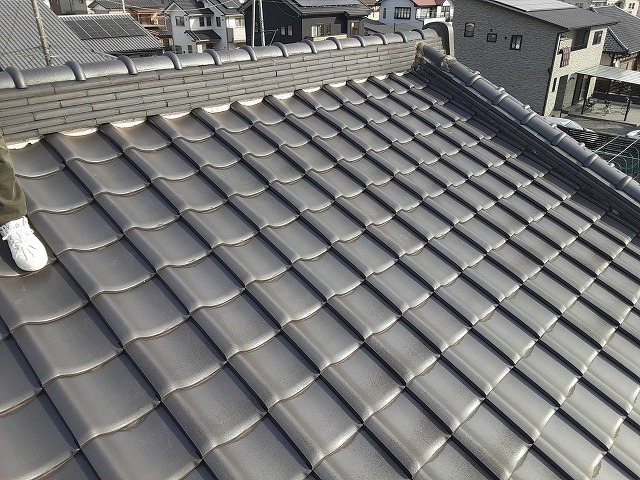 雨漏りが発生している住宅の入母屋屋根の劣化状況