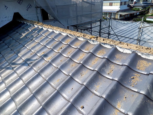 屋根葺き替え工事で下屋根の棟部を解体した状況