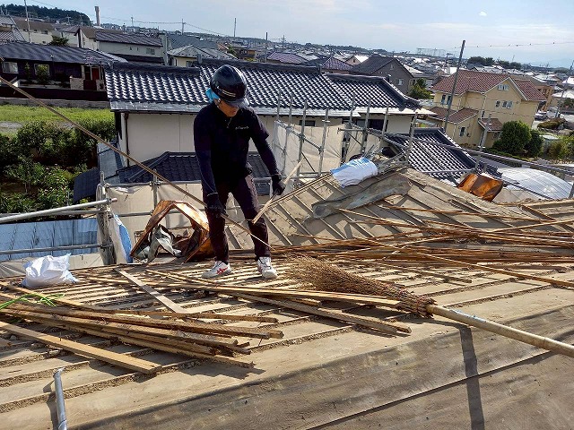 屋根葺き替え工事で解体した瓦桟を集めている様子