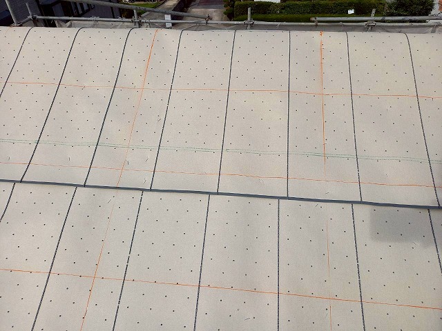 屋根葺き替え工事の瓦残を取り付けるための墨出しが完了