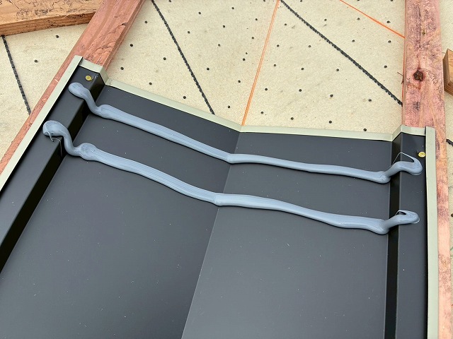 谷板金のジョイント部分への捨てコーキング