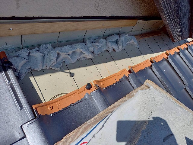 屋根葺き替え工事で外壁との取り合い部への漆喰材盛り付け