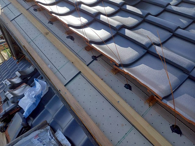 屋根葺き替え工事で風切丸を固定する銅線の取り付け