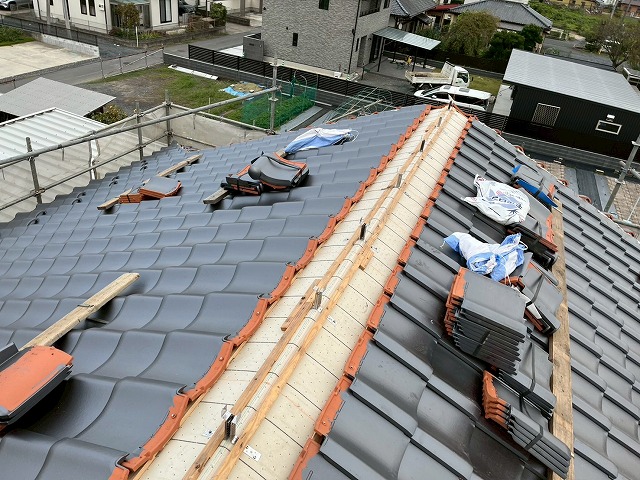 屋根葺き替え工事の大棟への補強金具取り付け