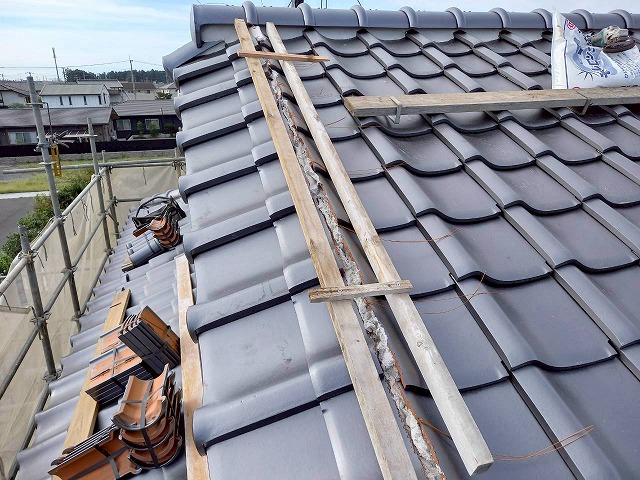 屋根風切丸の土台を構築するための型枠をセットした状況