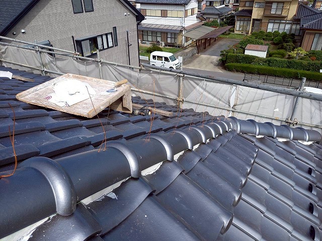 屋根葺き替え工事風切丸仕上げ工程の丸瓦設置状況