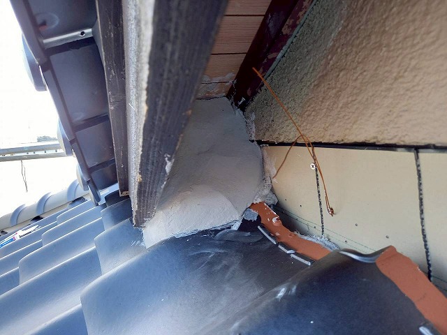 屋根葺き替え工事で下屋根と軒天との間に漆喰材を塗り付け