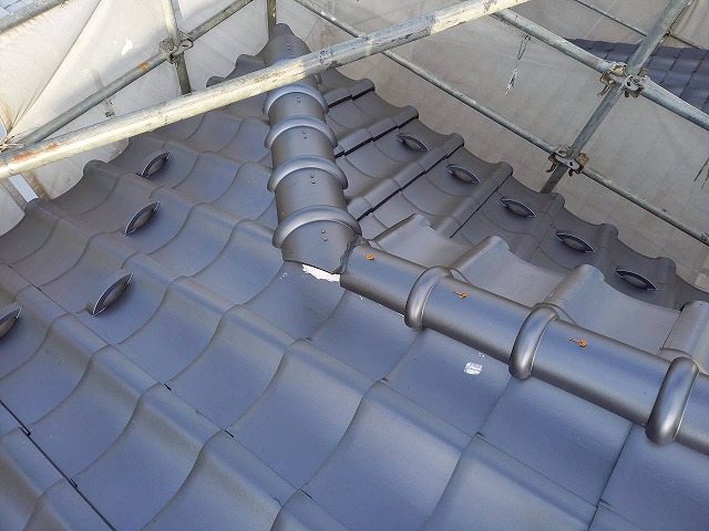 屋根葺き替え工事の隅棟や風切丸へのコーキング処理