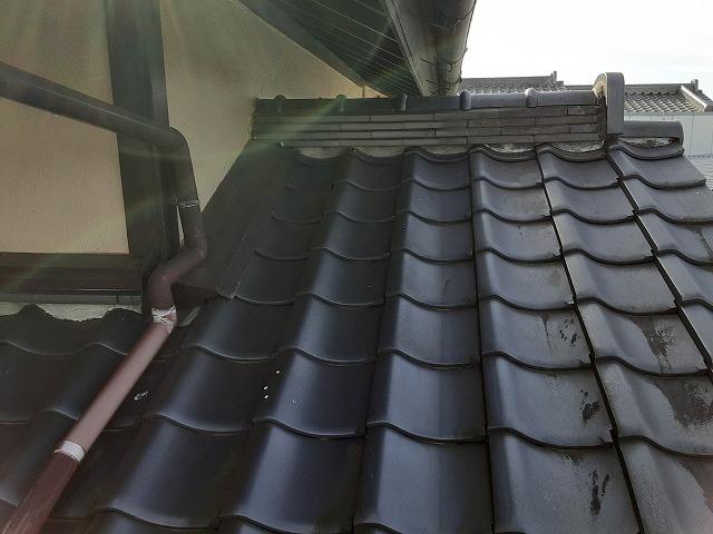 現場調査で下屋根の棟の漆喰が傷んでいる様子