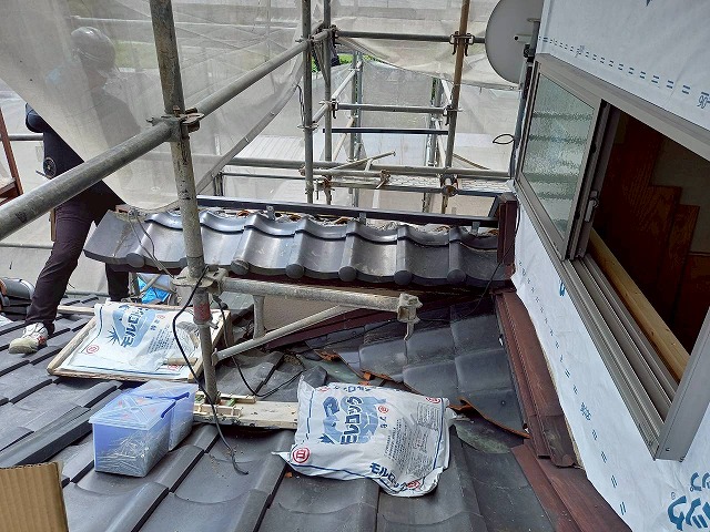 下屋根の棟瓦取り直しでガイドライン工法に基づき樹脂製の芯材を取り付け