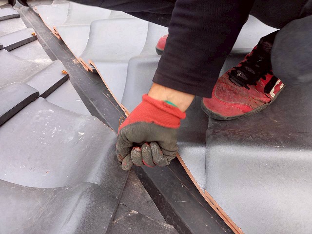 屋根葺き替え工事で勝手瓦を銅線で緊結している状況