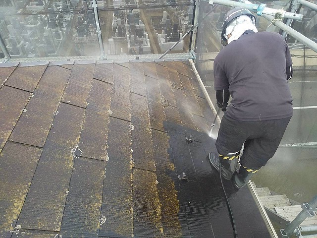 アパート屋根塗装工事のカラーベスト屋根への高圧洗浄