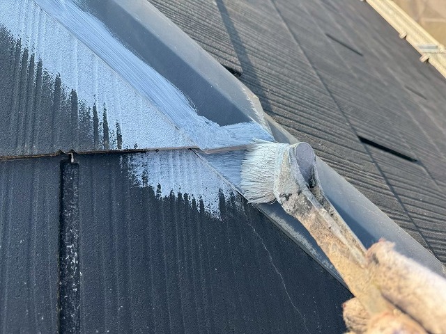 カラーベスト屋根塗装工事の差し棟板金際への下塗りダメ込み