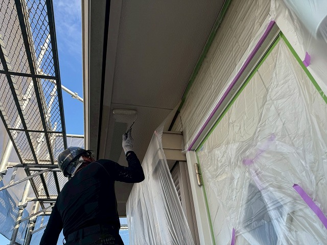 アパート建物塗装工事の軒天塗装1回目のローラー塗り