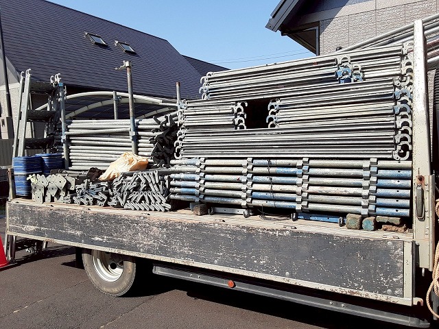 屋根のトップライト撤去およびカバー工事のための足場の搬入車両