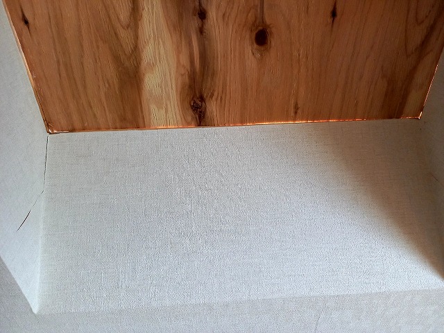 屋根トップライト撤去工事で生じた開口部へ合板を張った室内側の様子