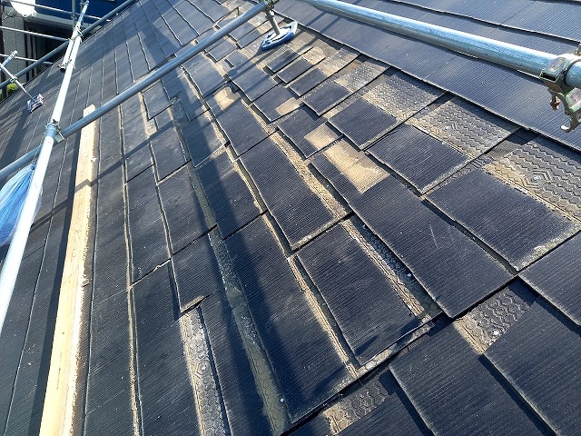 屋根のトップライトを撤去した部分に高さ調整のためにスレート屋根を張り直した状況