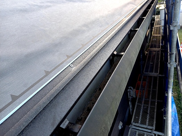 屋根カバー工事で「改修用一体唐草」をステンレスビスで取り付け