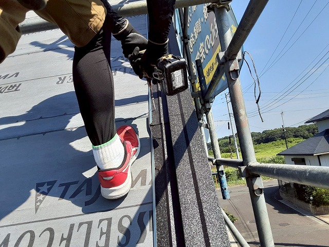 屋根カバー工事の改修用ケラバ水切りへのステンレスビス固定状況