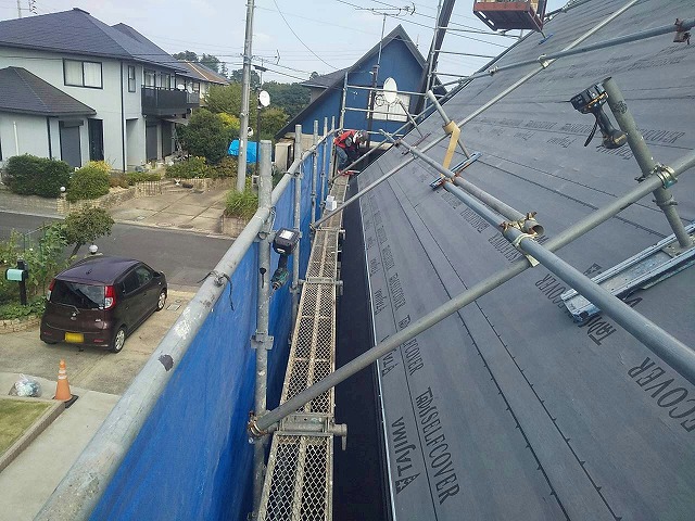 カバー工法による屋根改修工事のスーパーガルテクト本体張りの開始状況