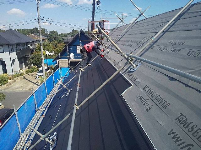 急勾配屋根で行う屋根カバー工事の施工