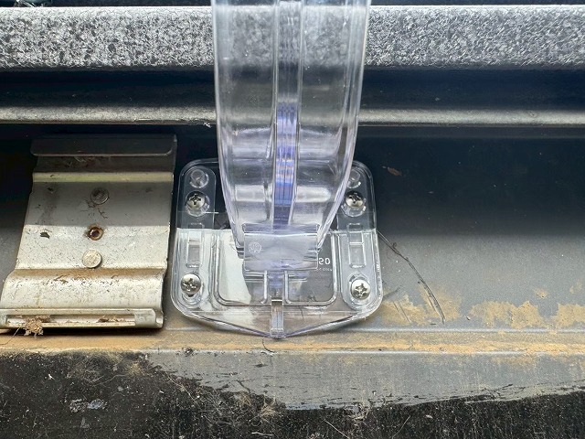 雨樋交換工事で軒樋の受け金具にステンレスビスで固定した状況