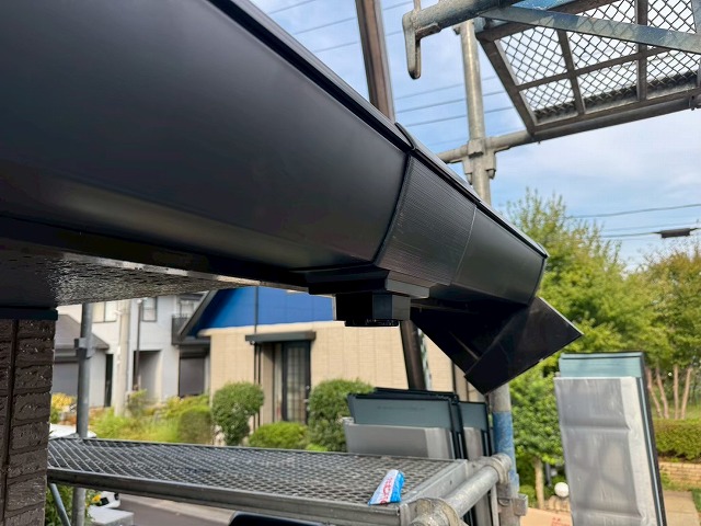 雨樋交換工事で軒樋へ集水器を取り付けた状況