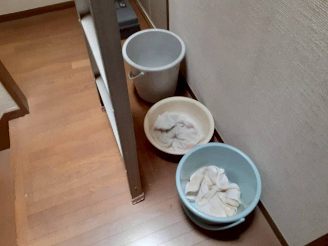 バケツが並ぶほどの雨漏り状況