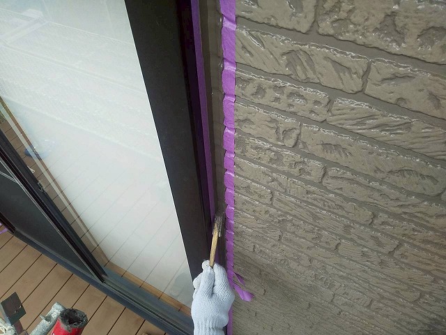 住宅外壁シーリング打ち替え工事のサッシ際へのヘラ押さえ