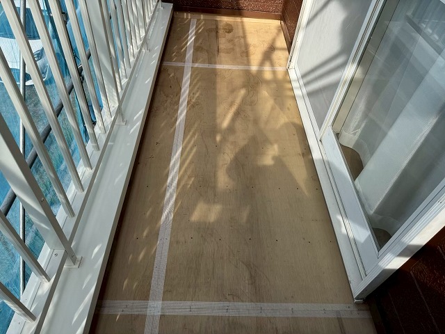 ウレタン塗膜防水工事の合板下地目地部へのメッシュテープ貼り付けが完了