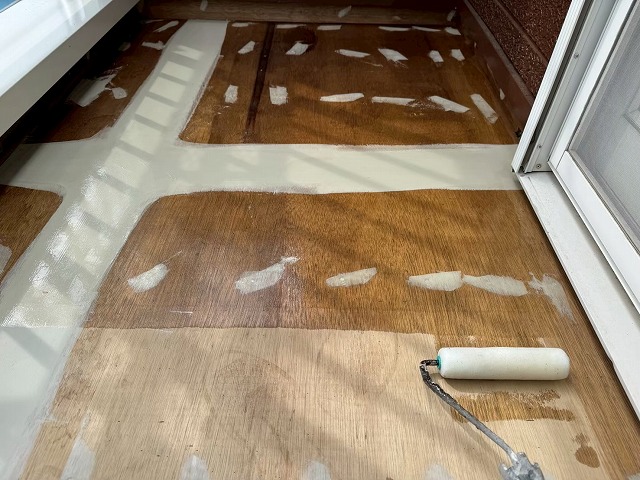 ウレタン塗膜防水工事のローラーを用いたプライマー塗布