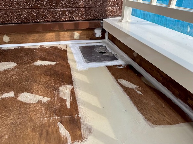 ベランダ防水工事のコーキング充填による防水処理が完了