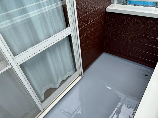 ベランダ防水工事の「フローン#11 ローラー用」による1回目塗布が完了