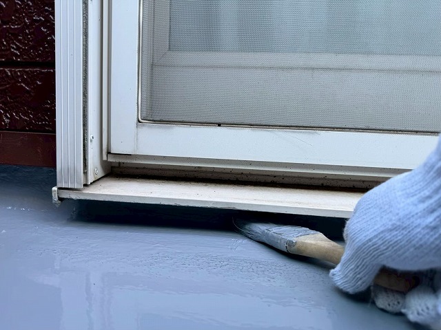 住宅ベランダ立ち上がり部への「フローン11」2層目塗布工程