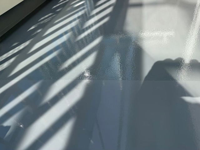 ウレタン防水材で構築した防水層の上へのトップコート塗布