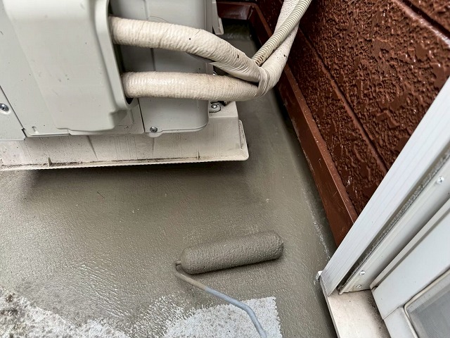 ベランダ防水修繕工事の床へのローラーを用いた下地処理