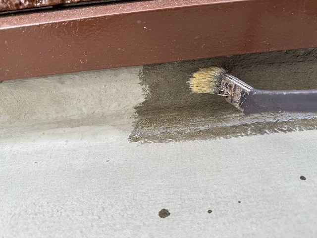 ベランダ防水修繕工事の立ち上がり部へのプライマー塗布