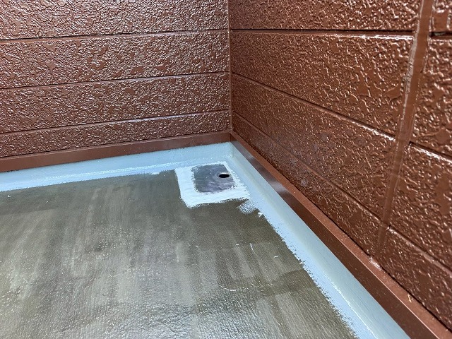 ベランダ防水修繕工事の立ち上がりへの「フローン11」の1層目施工