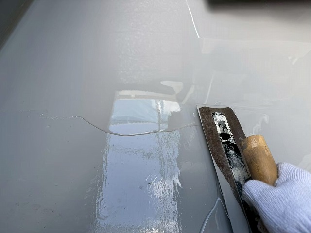 ベランダ防水修繕工事のウレタン塗膜防水材2層目平場施工