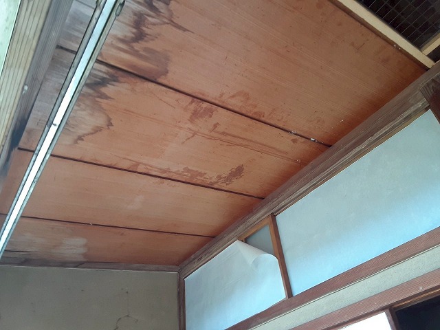 雨漏りで天井材が剥がれている様子