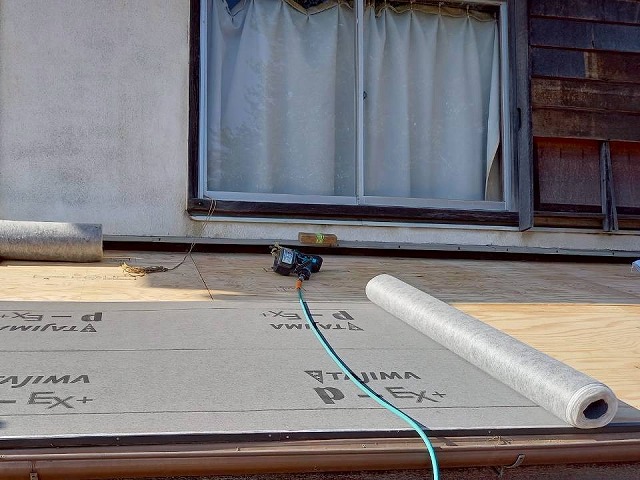 屋根葺き替え工事の改質アスファルトルーフィング敷き込み状況