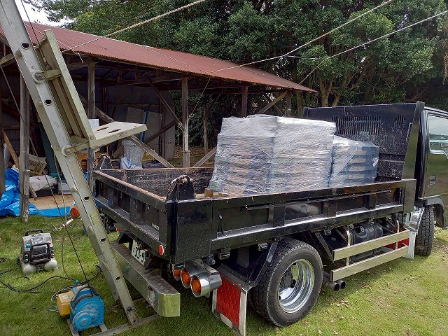 屋根葺き替え工事の材料搬入車両の横付け状況